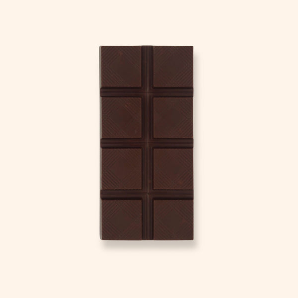 A milk chocolate bar with pieces of caramelised hazelnut